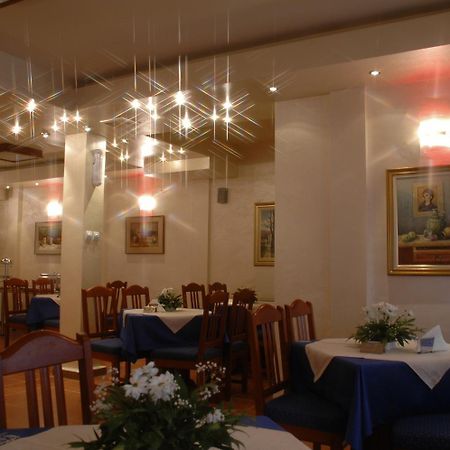 קראלג'בו Hotel Tehnograd מסעדה תמונה