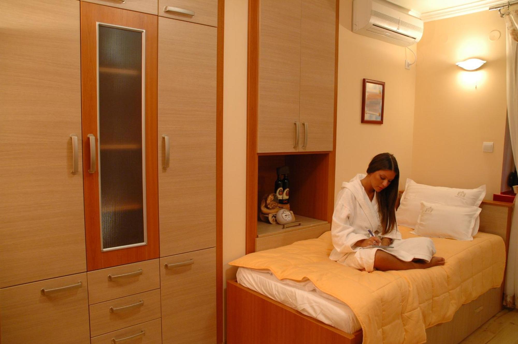 קראלג'בו Hotel Tehnograd מראה חיצוני תמונה