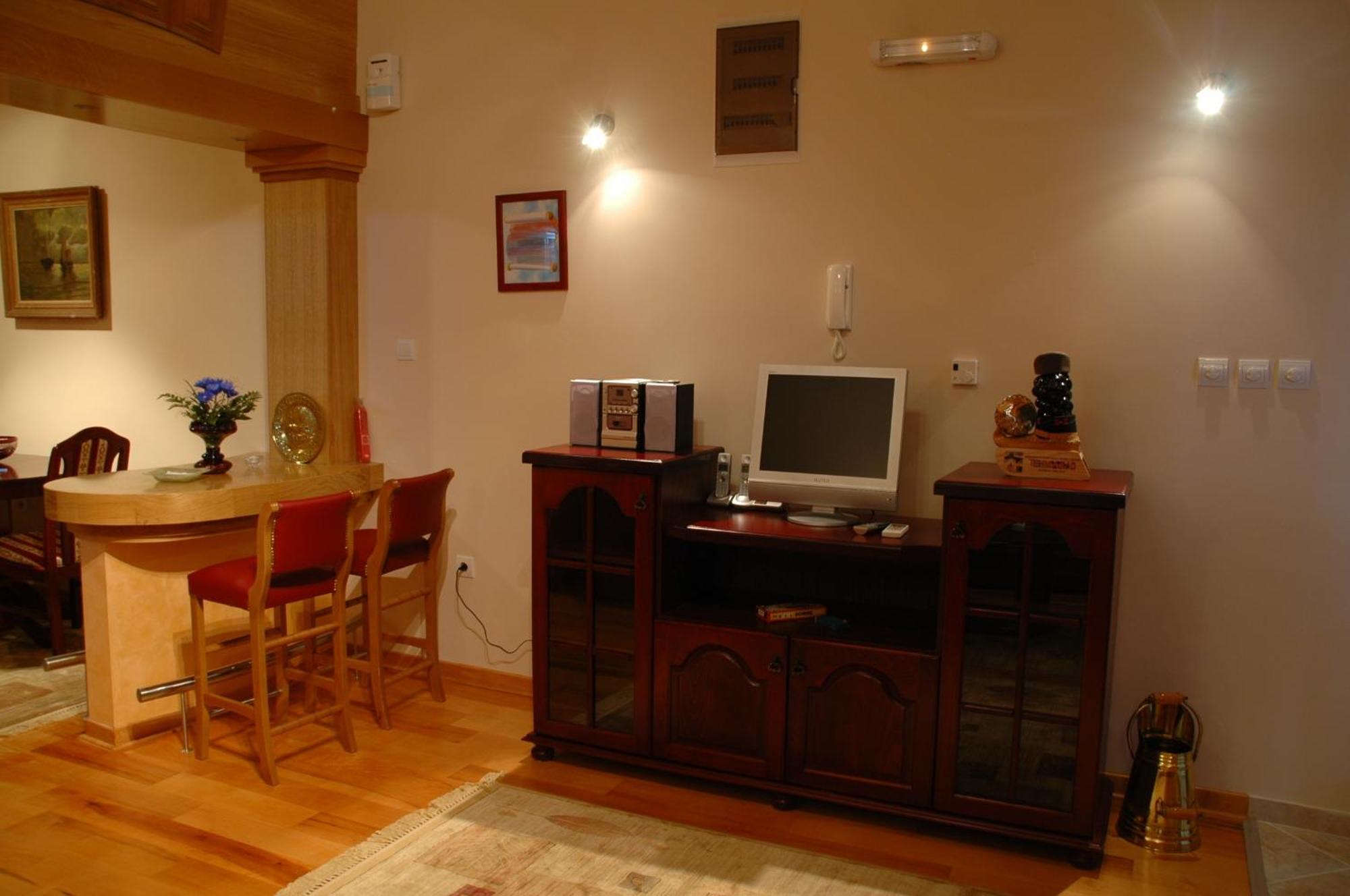 קראלג'בו Hotel Tehnograd מראה חיצוני תמונה