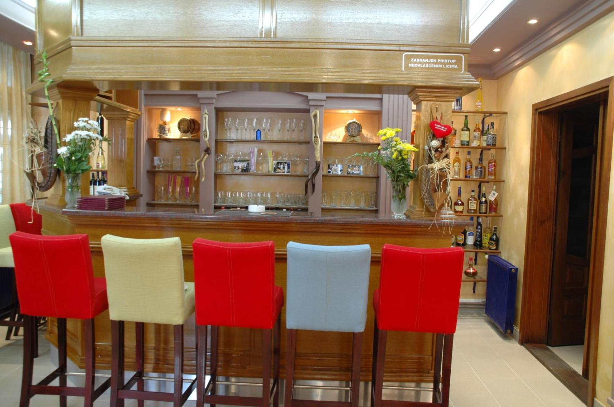 קראלג'בו Hotel Tehnograd מראה חיצוני תמונה