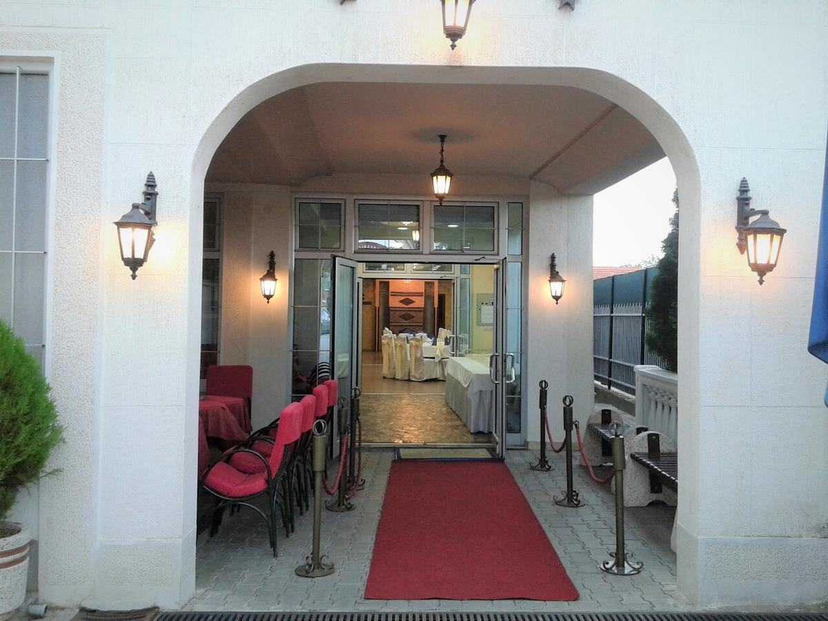 קראלג'בו Hotel Tehnograd מראה חיצוני תמונה
