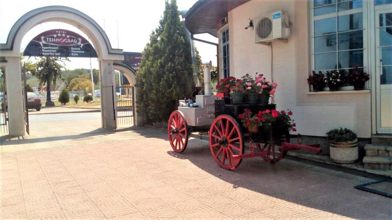 קראלג'בו Hotel Tehnograd מראה חיצוני תמונה
